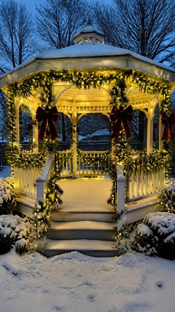 Classic Evergreen Garland with Twinkling Lights
