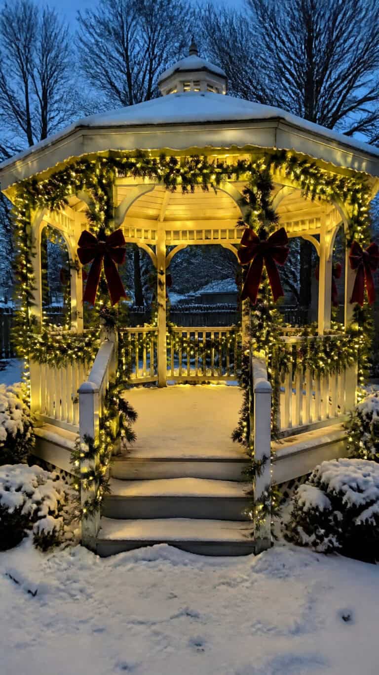 Classic Evergreen Garland with Twinkling Lights