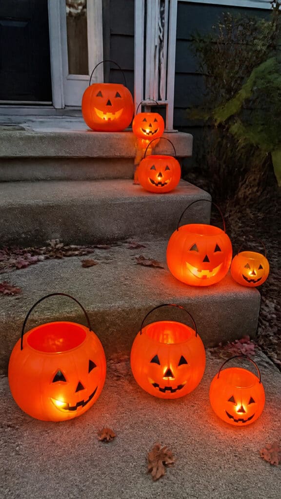 Glowing Jack-o'-Lantern Buckets